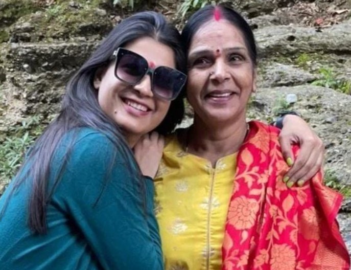Aishwarya Dubey with her mom