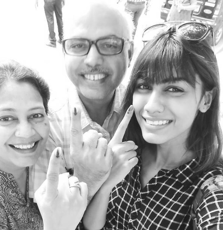 Apeksha Porwal with her parents