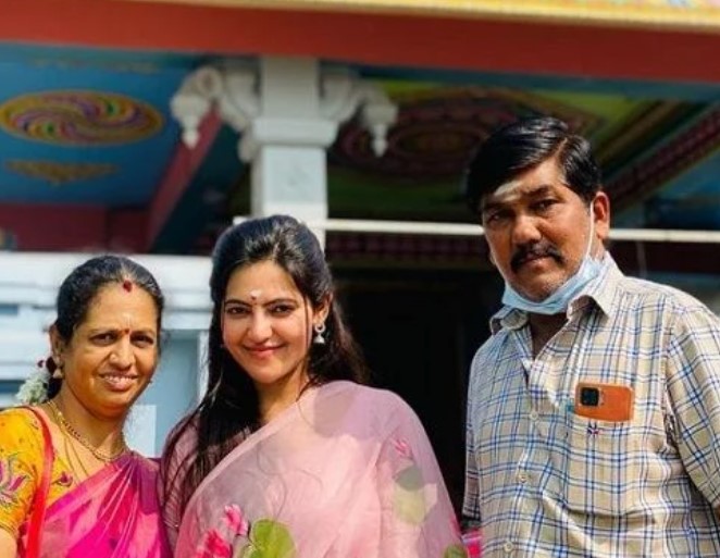 Athulya Ravi with her parents