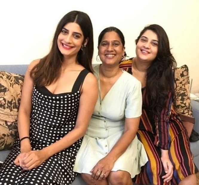 Erika Packard with her mom and sister