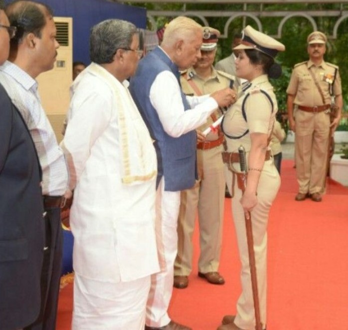 IPS officer D. Roopa Moudgil receiving the President’s medal from Karnataka Governor Vajubhai Vala on 26 January 2016