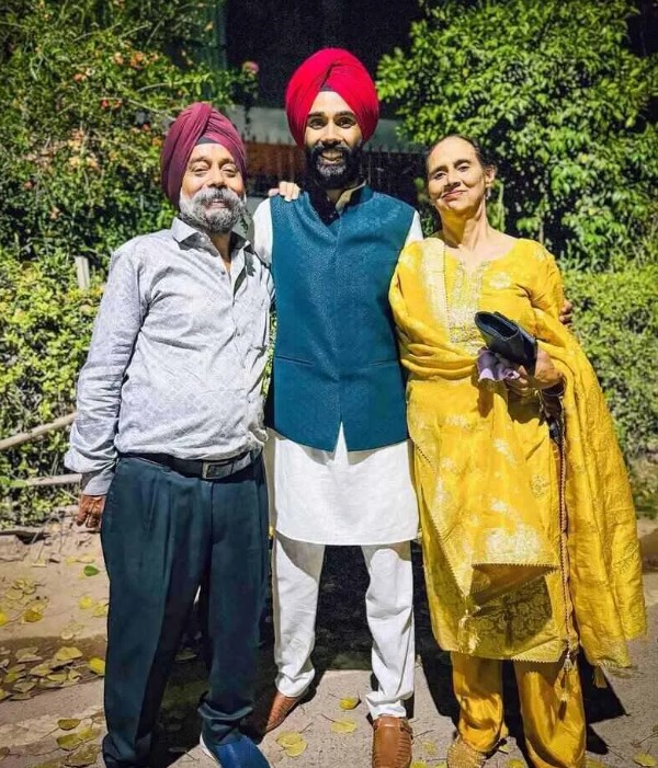 Jatt Prabhjot with his parents