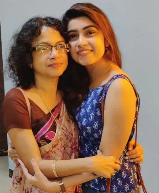 Manasa Radhakrishnan with her mom