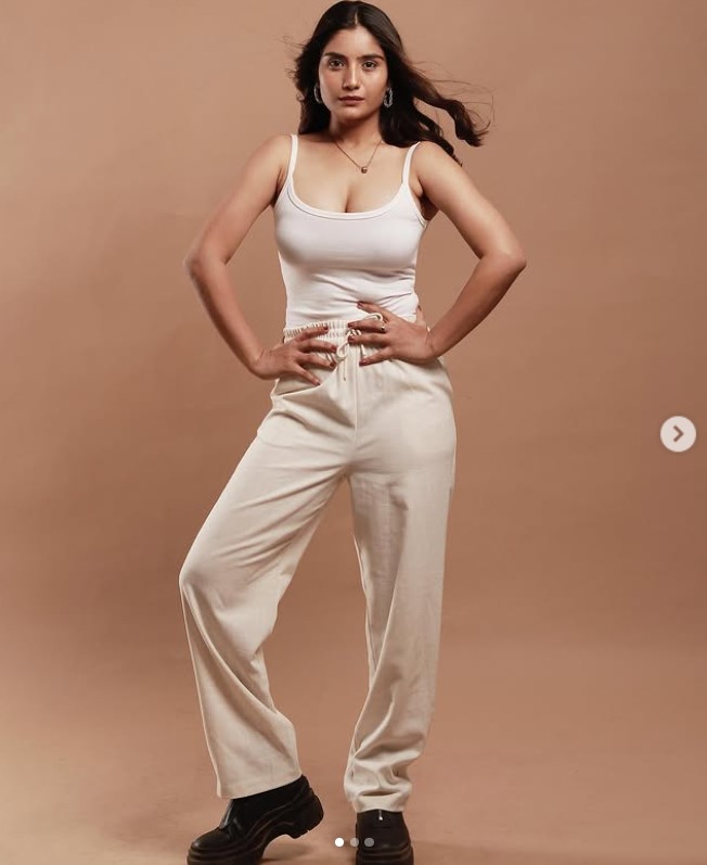 Khushboo Atre height