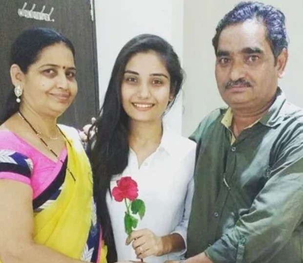 Khushboo Atre with her parents
