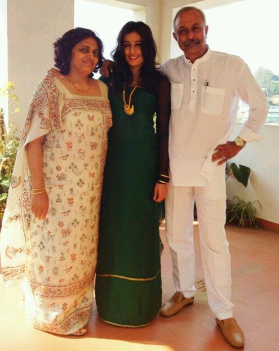 Nidhi Subbaiah with her parents