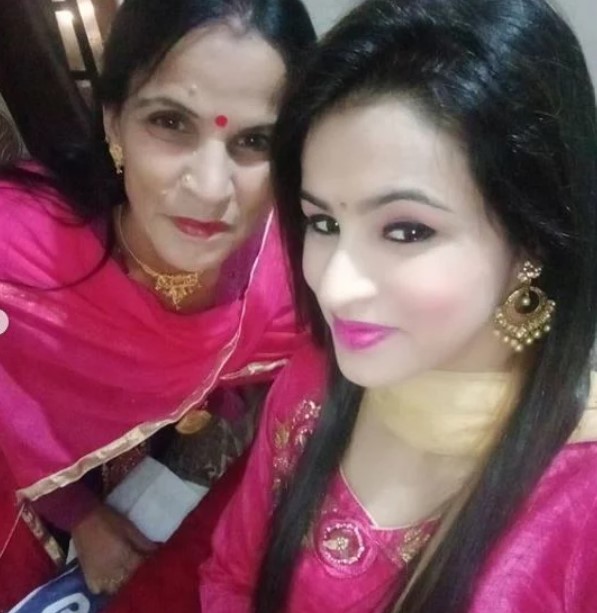 Nisha Dhaundiyal with her mother