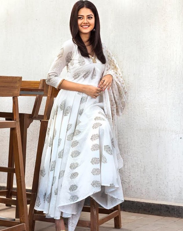 Priyal Mahajan height