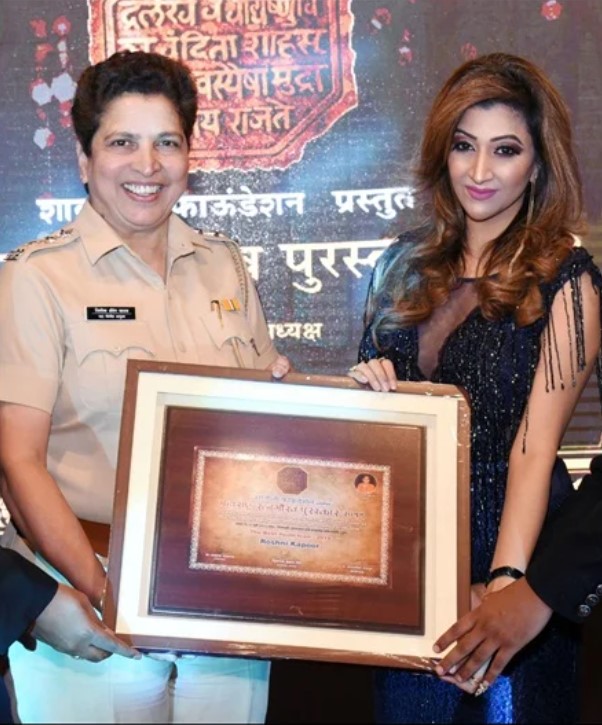 Roshni Kapoor won Youth Icon of the Year Award