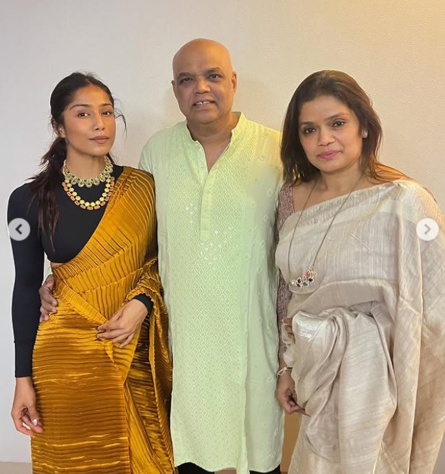 Santoshi Shetty with her parents