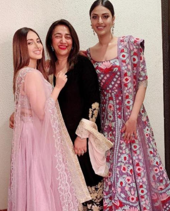 Akansha Ranjan Kapoor with her mother and sister