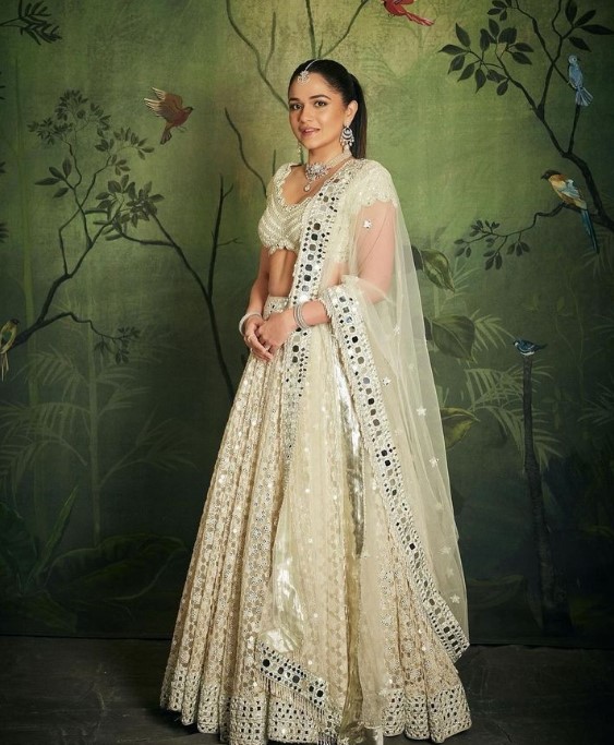 Anjali Merchant height