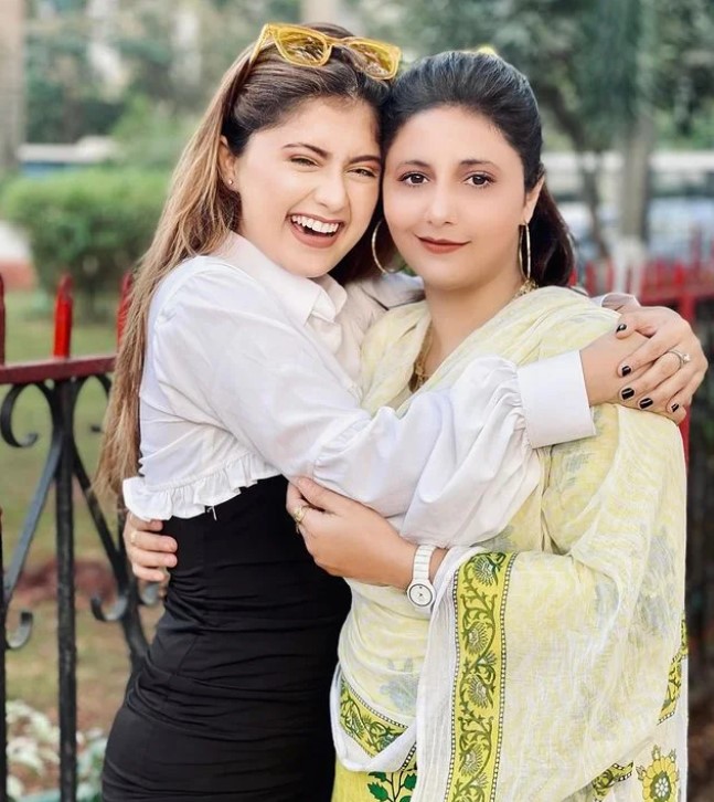 Arishfa Khan with her mother