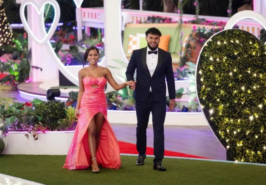 Bryan Arenales and Amaya Espinal, as the winners of ‘Love Island USA 7’ (2025)