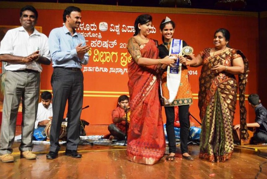 Chaitra Kundapura being crowned as the Traditional Queen (2014-15)