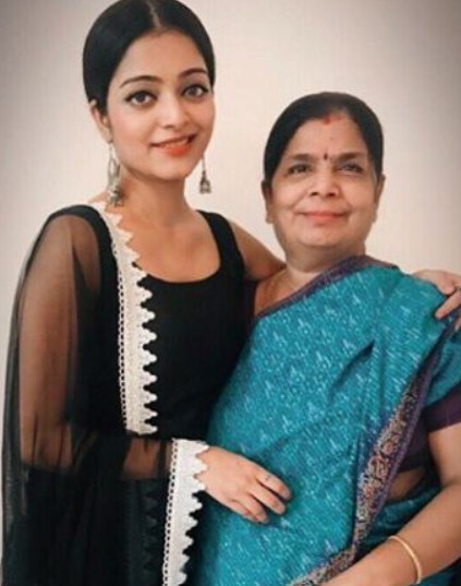 Janani Iyer with her mother