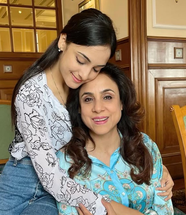 Kanikka Kapur with her mother
