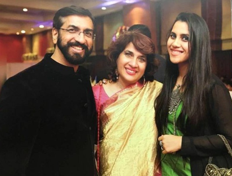 Nikhita Gandhi with her parents