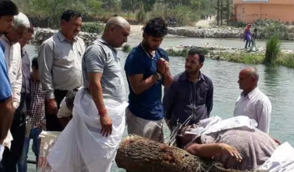 Pant performing his father last rites in Haridwar