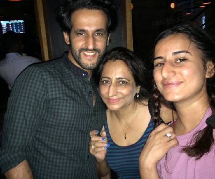 Saloni Chopra with her mother and brother