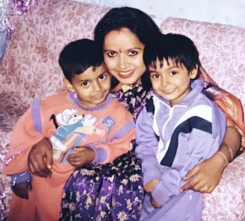 Saroj Pant's old image with her kids