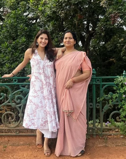Shivani Raghuvanshi with her mother