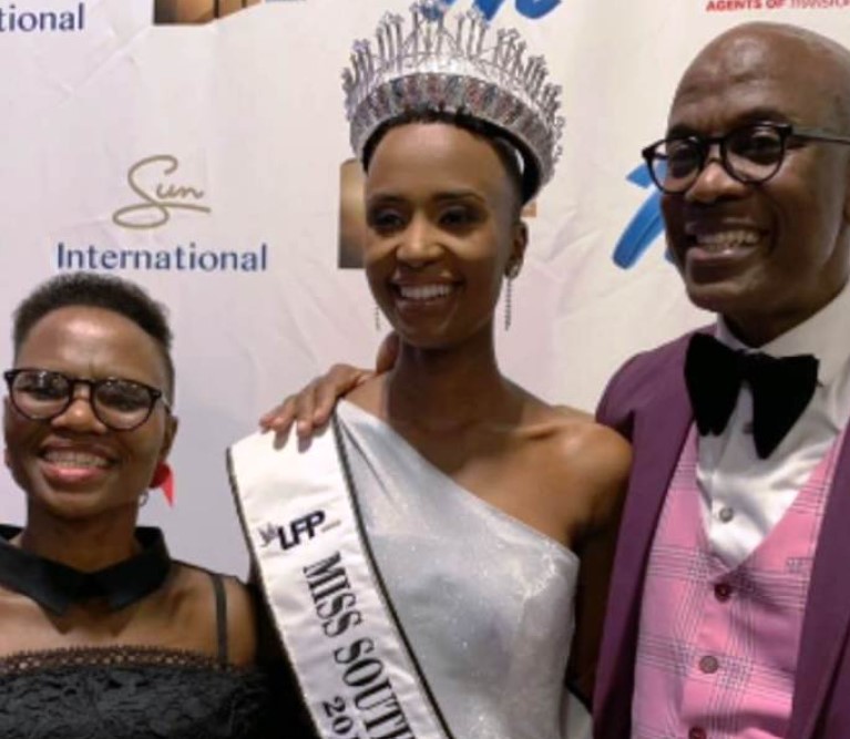 Zozibini Tunzi with her parents