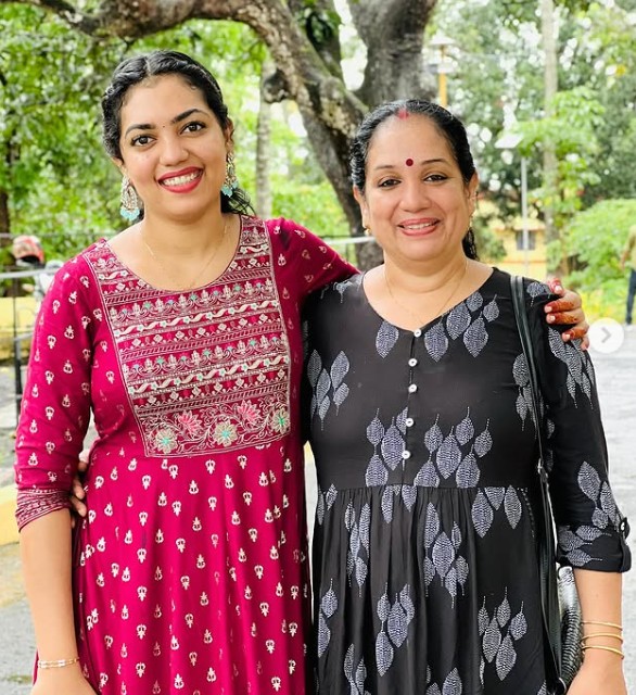 Shaitya Santhosh with her mom