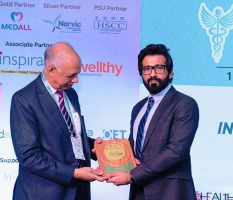 Shalabh Dang Receiving Healthcare Transformation Leaders Award