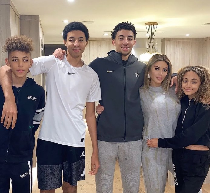 Preston Pippen with his mother and siblings