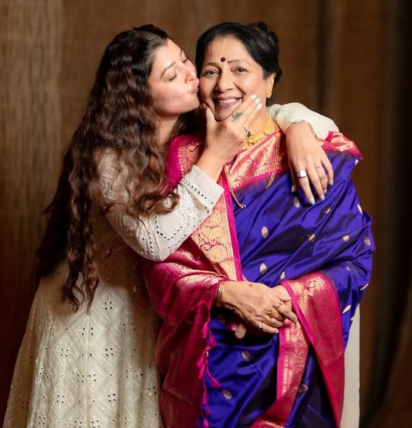 Tejaswini Pandit with her mom