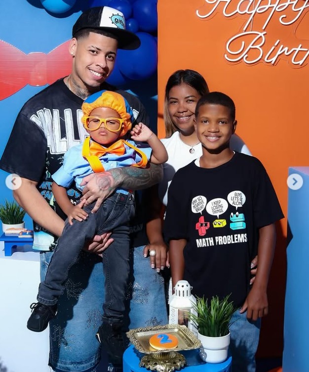 Anderson Rosario with his wife and kids
