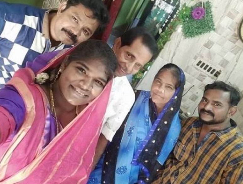 Aranthangi Nisha with her family