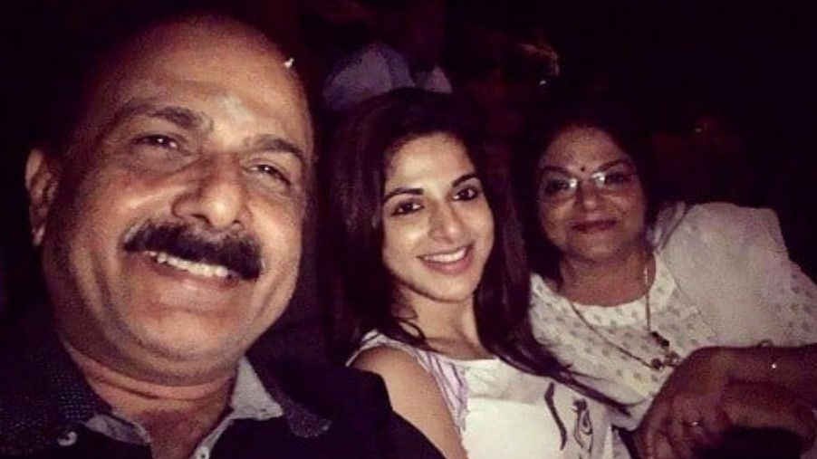Iswarya Menon with her parents