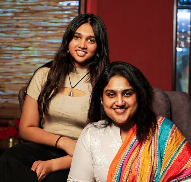 Jovika Vijaykumar with her mom
