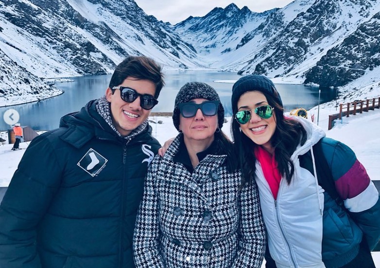 Matheus Fagundes with his mother and sister