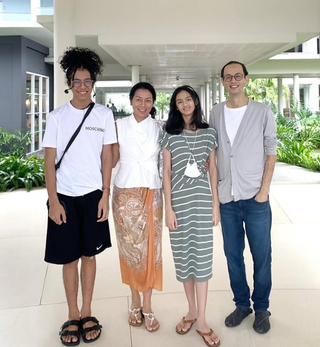 Reza Gunawan with his wife and kids