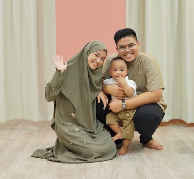 Dinda Firdausa with her husband Muhammad Berian Rachmanadi and son
