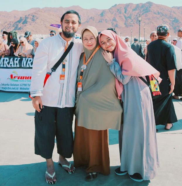 Dinda Firdausa with her parents