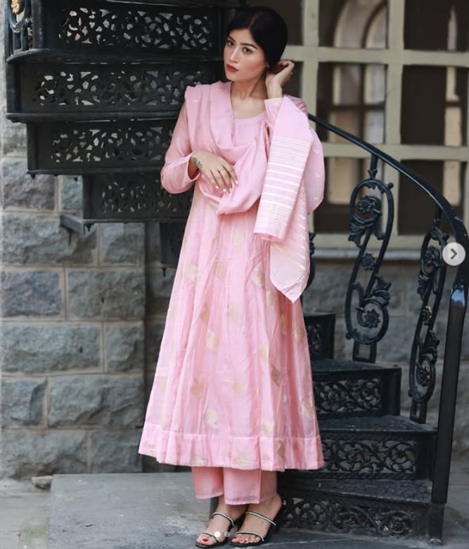 Donna Munshi height