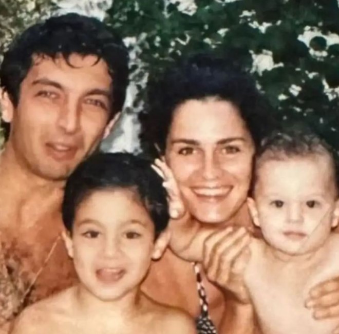 Florencia Bas' old image with her husband and kids