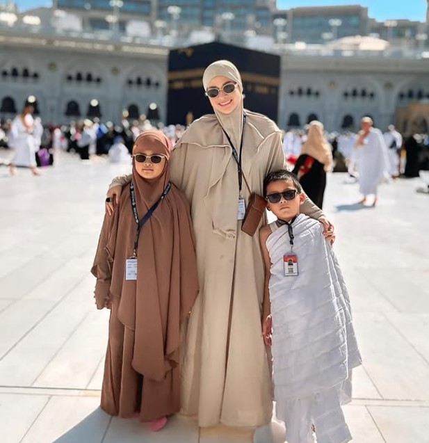 Hesty Aryatura with her kids