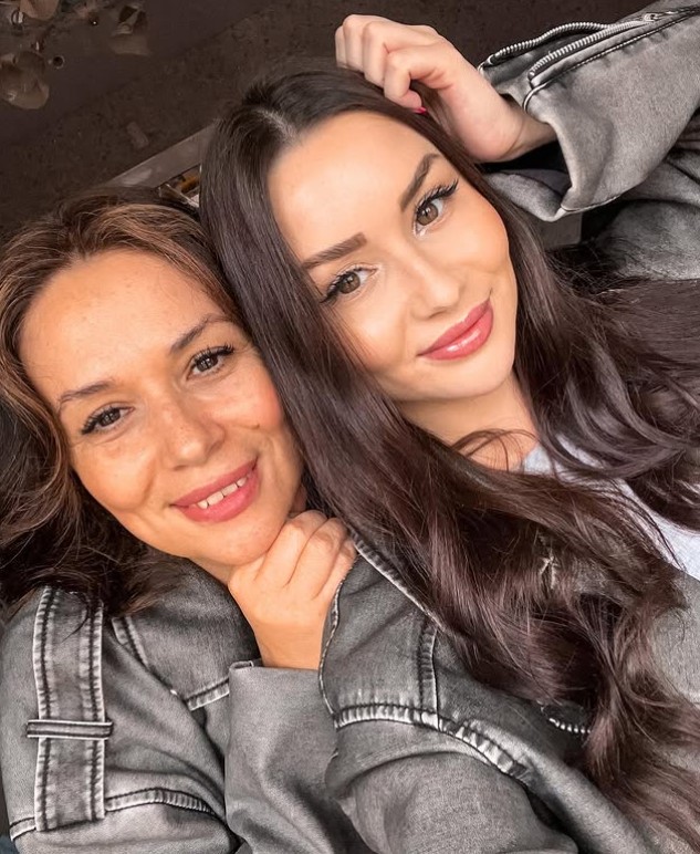 Izabel Zagfarova with her mom