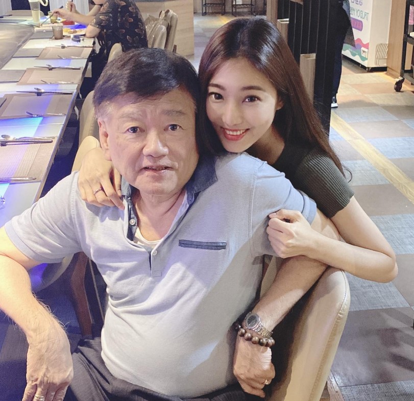 Jhiawen Cheng with her dad