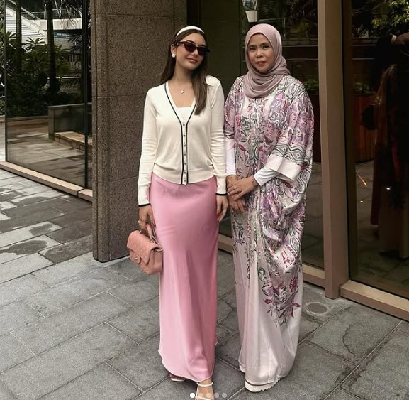 Ayra Messi with her mom