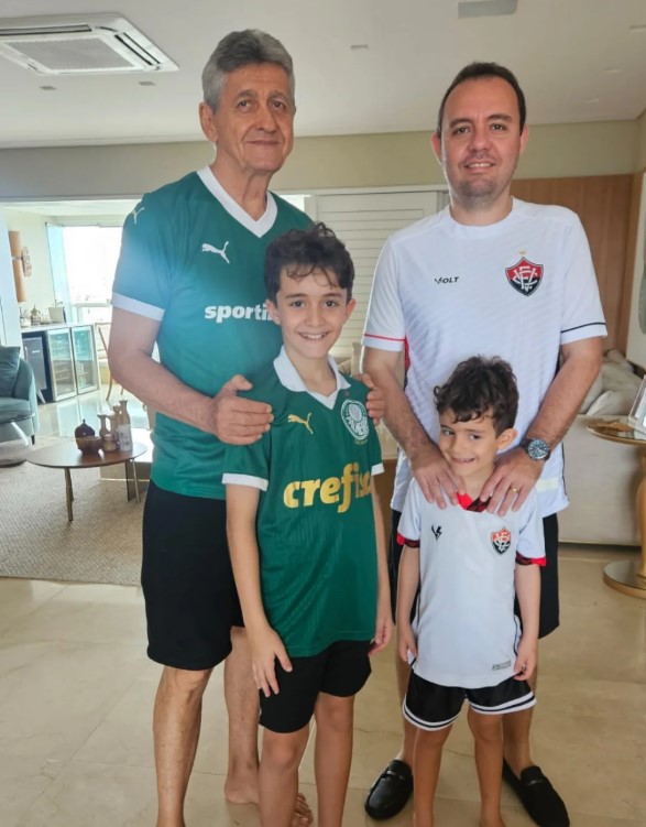 Frederico Amado with his dad and kids