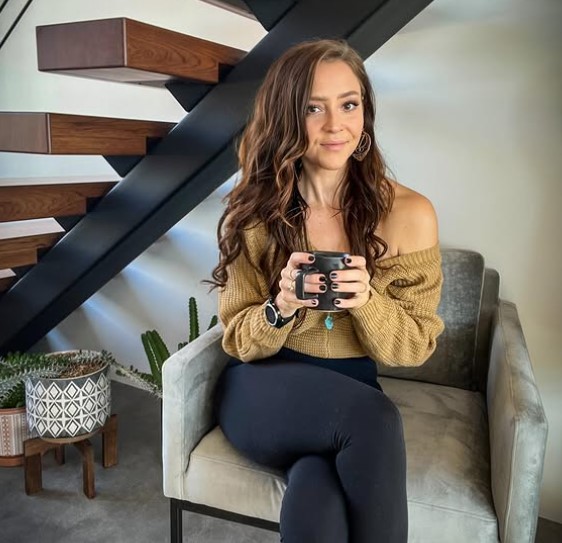 Hannah Howlett bio