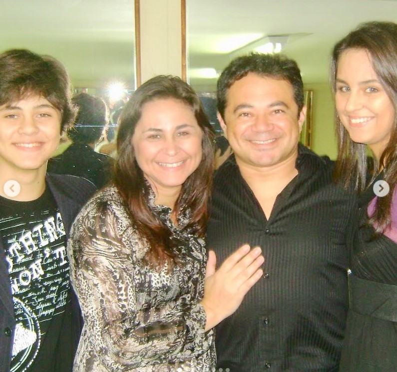 Laudiceia Veloso with her husband and kids