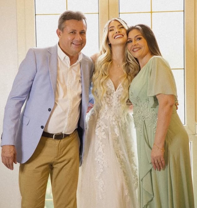 Liarys Hernandez with her parents