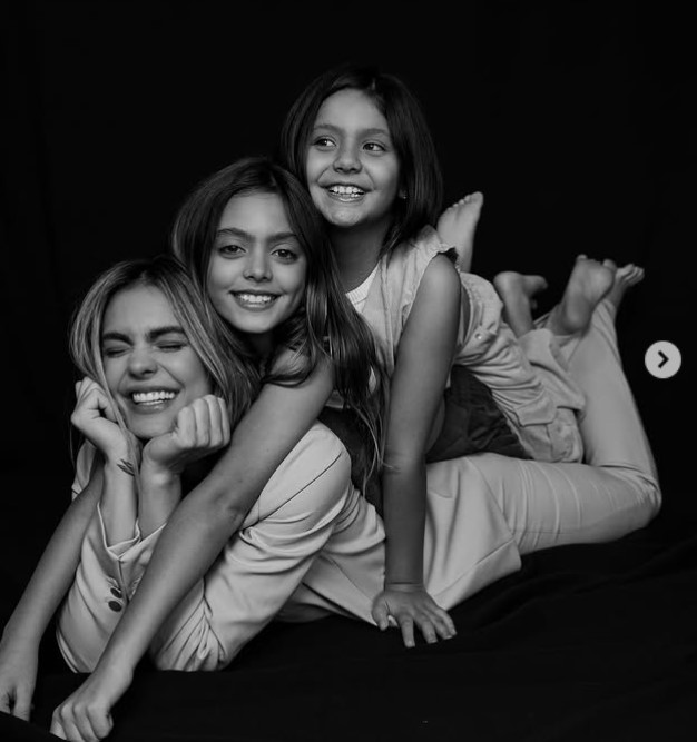 Vaneza Pelaez with her daughters